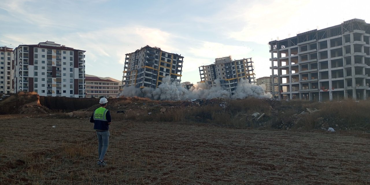 Deprem Sonrası Hasarlı Binaların Kontrollü Yıkımı Devam Ediyor