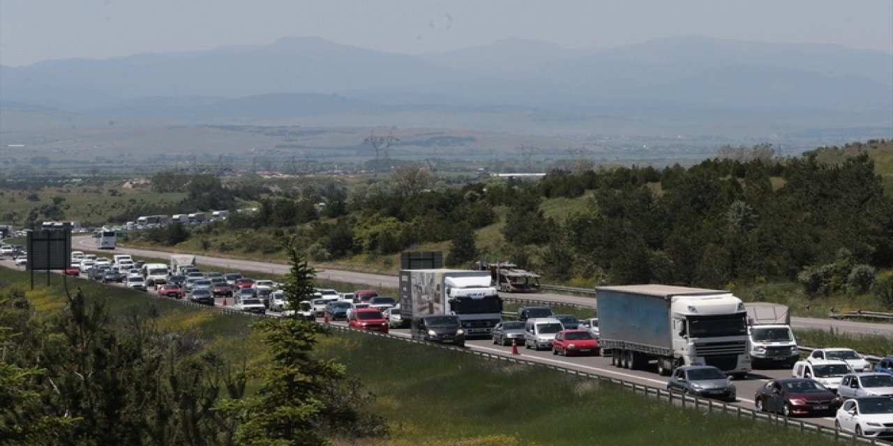 Anadolu Otoyolu'nun Düzce ve Bolu geçişinde trafik kilit