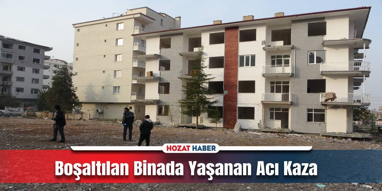 Ağır Hasarlı Binada Söktüğü Kapıyla Düşen Şahıs