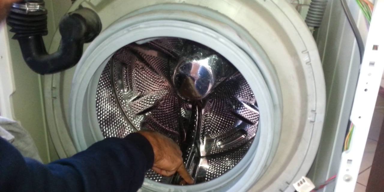 Çamaşır makinesindeki kireçleri temizliyor! 1 bardak dökmeniz yeterliymiş...