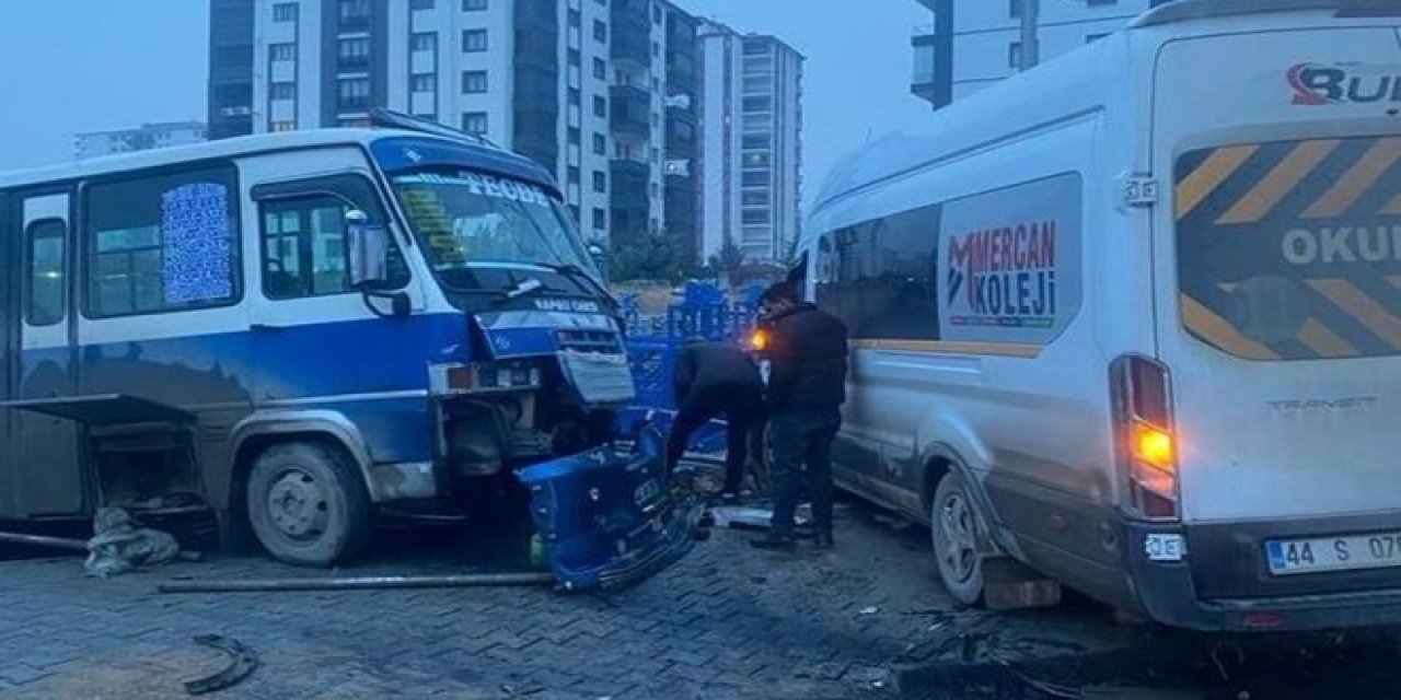 Malatya'da öğrenci servisi ile yolcu minibüsü çarpıştı: 6 yaralı