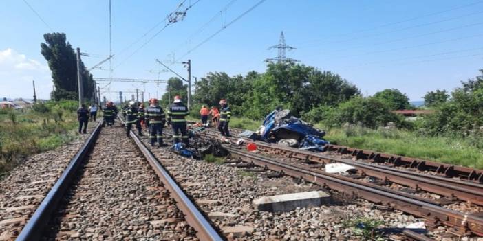 Romanya'da tren, otomobile çarptı: Ölüler var