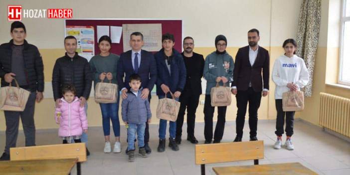 Tunceli'nin Çemişgezek ilçesinde 986 öğrenciye karneleri verildi