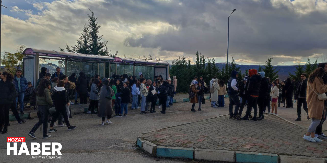 munzur-universitesi-ogrencileri-durakta-bekliyor.jpg