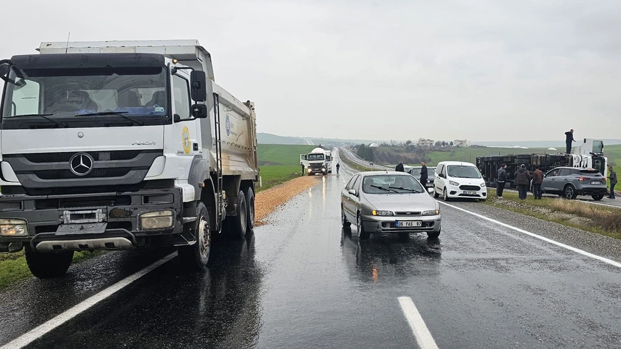 diyarbakir-silvan-yolunda-yuklu-tir-devrildi-2-yarali.webp